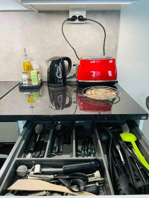 Apartment Near The Train Station, Free Parking &Netflix クオピオ エクステリア 写真